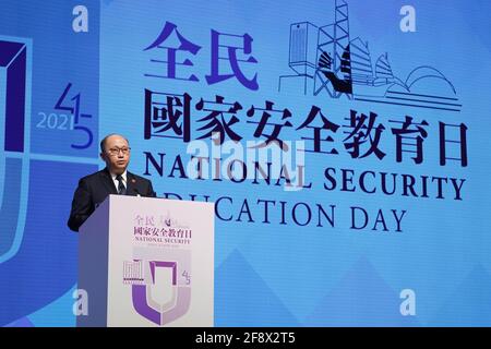 (210415) -- HONGKONG, 15. April 2021 (Xinhua) -- Zheng Yanxiong, Direktor des Büros für den Schutz der nationalen Sicherheit der zentralen Volksregierung in der Sonderverwaltungsregion Hongkong (HKSAR), spricht während einer Zeremonie zum Tag der nationalen Sicherheitserziehung im südchinesischen Hongkong, 15. April 2021. Hongkong hat am Donnerstag seinen ersten Tag der nationalen Sicherheitserziehung gefeiert, nachdem das Gesetz zum Schutz der nationalen Sicherheit in der Sonderverwaltungsregion Hongkong (HKSAR) Mitte 2020 in Kraft getreten ist.UM ES MIT "Hongkong schließt sich dem 1. Tag der nationalen Sicherheitserziehung an Stockfoto