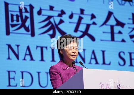 (210415) -- HONGKONG, 15. April 2021 (Xinhua) -- Carrie Lam, Geschäftsführerin der Sonderverwaltungsregion Hongkong (HKSAR) und Vorsitzende des Komitees zur Sicherung der nationalen Sicherheit der HKSAR, spricht während einer Zeremonie zum Tag der nationalen Sicherheitserziehung im südchinesischen Hongkong am 15. April 2021.2021. Hongkong hat am Donnerstag seinen ersten Tag der nationalen Sicherheitserziehung gefeiert, nachdem das Gesetz zum Schutz der nationalen Sicherheit in der Sonderverwaltungsregion Hongkong (HKSAR) Mitte 2020 in Kraft getreten ist.UM MIT "Hongkong schließt sich der 1. Tag der nationalen Sicherheitserziehung an Stockfoto