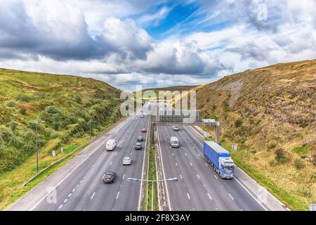 Dramatische Aussicht auf die M62 Autobahnkreuz 22 Blick west in Richtung Rochdale Foto von der Saddleworth Moors Pennine Way Bridge Stockfoto