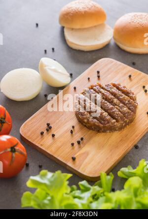 burger Zutaten auf Holzplatte angeordnet Stockfoto