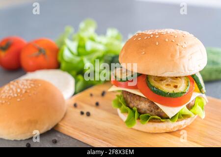 burger auf Holzplatte: Amerikanische Küche Stockfoto