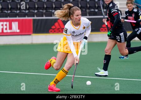 Amstelveen, Niederlande. April 2021. AMSTELVEEN, NIEDERLANDE - 15. APRIL: Maartje Krekelaar von Den Bosch während des Hockeymatches der Damen zwischen Amsterdam und Den Bosch im Wagener Stadion am 15. April 2021 in Amstelveen, Niederlande (Foto von Jeroen Meuwsen/Orange Picics) Credit: Orange Pics BV/Alamy Live News Stockfoto