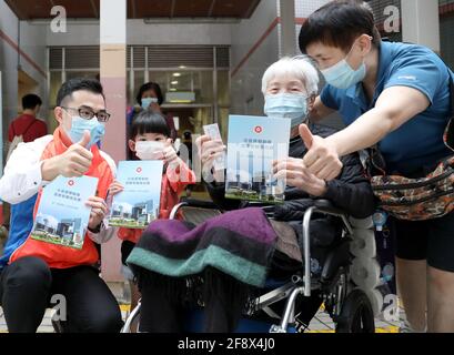 (210415) -- HONGKONG, 15. April 2021 (Xinhua) -- Bürger posieren für ein Gruppenfoto während einer Aktivität zum Tag der nationalen Sicherheitserziehung im südchinesischen Hongkong am 15. April 2021. Hongkong hat am Donnerstag seinen ersten Tag der Nationalen Sicherheitserziehung begangen, nachdem das Gesetz zum Schutz der nationalen Sicherheit in der Sonderverwaltungsregion Hongkong (HKSAR) Mitte 2020 in Kraft getreten ist. Verschiedene Aktivitäten, darunter Vorträge, Ausstellungen, Mosaikwände und Tage der offenen Tür disziplinierter Dienste, wurden abgehalten, um das öffentliche Bewusstsein für die Wahrung der nationalen Sicherheit in der globalen Fina zu stärken Stockfoto