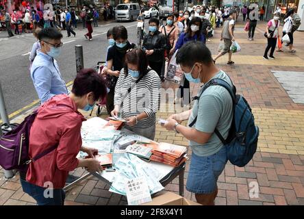 (210415) -- HONGKONG, 15. April 2021 (Xinhua) -- Bürger nehmen an einer Aktivität Teil, die am 15. April 2021 im südchinesischen Hongkong zum Tag der nationalen Sicherheitserziehung stattfand. Hongkong hat am Donnerstag seinen ersten Tag der Nationalen Sicherheitserziehung begangen, nachdem das Gesetz zum Schutz der nationalen Sicherheit in der Sonderverwaltungsregion Hongkong (HKSAR) Mitte 2020 in Kraft getreten ist. Verschiedene Aktivitäten, darunter Vorträge, Ausstellungen, Mosaikwände und Tage der offenen Tür disziplinierter Dienste, wurden abgehalten, um das öffentliche Bewusstsein für die Wahrung der nationalen Sicherheit im globalen Finanzzentrum zu stärken. (Xin Stockfoto