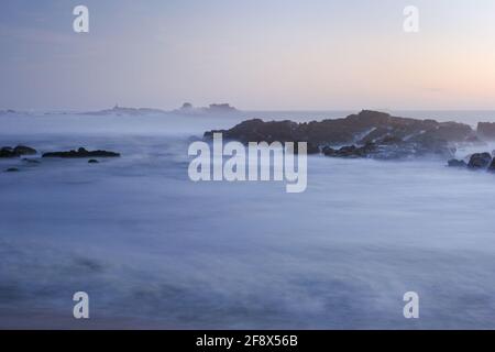 Lange Meereslandschaft in der Abenddämmerung. Nördliche portugiesische Felsküste. Stockfoto