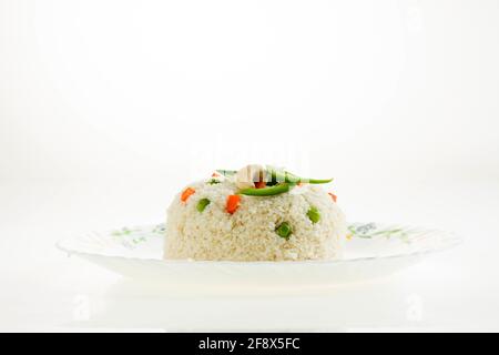 UPMA aus Samolina oder rava Upma, dem berühmtesten südindischen Frühstückselement, das wunderschön auf einem Teller arrangiert und mit gebratenem Cashew garniert ist Stockfoto