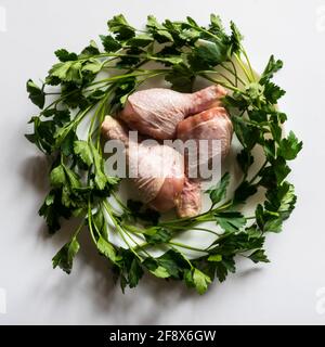 Hühnerschenkel mit Petersilie, Nahaufnahme im Studio Stockfoto