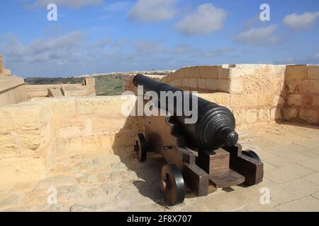Alte Kanone auf einer alten Festung in Malta Stockfoto