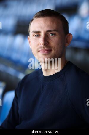 Hamburg, Deutschland. April 2021. Jadrian Clark, Quarterback Hamburg Sea Devils in der European League of Football (EFL), sitzt während einer Fotosession auf den Tribünen im Hoheluft-Stadion. In der ersten Saison der neu gegründeten European League of Football (elf) wollen die Hamburger Seeteufel um den Titel spielen. Die Sea Devils sollen am 20. Juni ihr erstes Spiel gegen die Frankfurter Galaxy spielen. Quelle: Christian Charisius/dpa/Alamy Live News Stockfoto