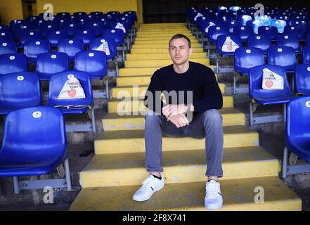 Hamburg, Deutschland. April 2021. Jadrian Clark, Quarterback Hamburg Sea Devils in der European League of Football (EFL), sitzt während einer Fotosession auf den Tribünen im Hoheluft-Stadion. In der ersten Saison der neu gegründeten European League of Football (elf) wollen die Hamburger Seeteufel um den Titel spielen. Die Sea Devils sollen am 20. Juni ihr erstes Spiel gegen die Frankfurter Galaxy spielen. Quelle: Christian Charisius/dpa/Alamy Live News Stockfoto