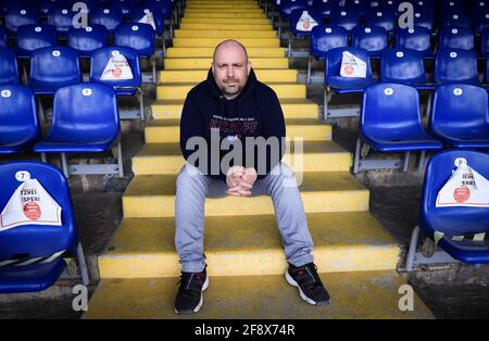 Hamburg, Deutschland. April 2021. Max Paatz, General Manager Hamburg Sea Devils in der European League of Football (EFL), sitzt während einer Fotosession auf den Tribünen im Hoheluft-Stadion. In der ersten Saison der neu gegründeten European League of Football (elf) wollen die Hamburger Seeteufel um den Titel spielen. Die Sea Devils sollen am 20. Juni ihr erstes Spiel gegen die Frankfurter Galaxy spielen. Quelle: Christian Charisius/dpa/Alamy Live News Stockfoto