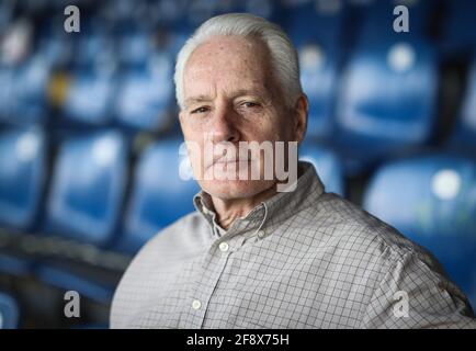 Hamburg, Deutschland. April 2021. Ted Daisher, Cheftrainer der Hamburgischen Seevögel in der European League of Football (EFL), sitzt während einer Fotosession auf den Tribünen im Hoheluft-Stadion. In der ersten Saison der neu gegründeten European League of Football (elf) wollen die Hamburger Seeteufel um den Titel spielen. Die Sea Devils sollen am 20. Juni ihr erstes Spiel gegen die Frankfurter Galaxy spielen. Quelle: Christian Charisius/dpa/Alamy Live News Stockfoto