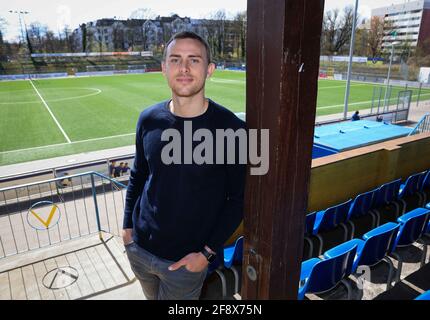 Hamburg, Deutschland. April 2021. Jadrian Clark, Quarterback Hamburg Sea Devils in der European League of Football (EFL), steht während einer Fotosession auf den Ständen im Hoheluft-Stadion. In der ersten Saison der neu gegründeten European League of Football (elf) wollen die Hamburger Seeteufel um den Titel spielen. Die Sea Devils sollen am 20. Juni ihr erstes Spiel gegen die Frankfurter Galaxy spielen. Quelle: Christian Charisius/dpa/Alamy Live News Stockfoto