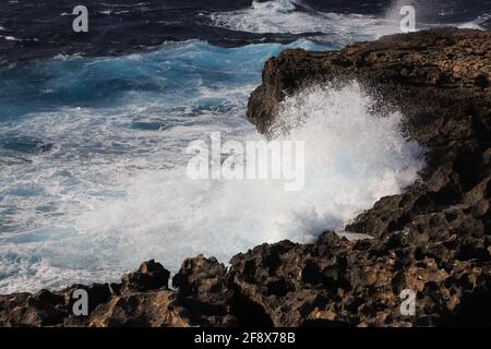 Riesige Wellen krachen auf den Felsen der Insel Gozo, Malta Stockfoto
