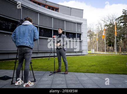 Zeist, Niederlande. April 15 2021: 10:50:39 Uhr Evgeni Levchenko, Vorsitzender des Verbandes der Kontraktspieler (VVCS), während der Übergabe einer Petition an den KNVB. Professionelle Spieler, die in den Niederlanden aktiv sind, unterzeichneten die Petition, die den Arbeitsbedingungen in Katar Aufmerksamkeit schenkt. Der VVCS will, dass KNVB und FIFPro mehr tun, um die FIFA zu überzeugen, Druck auf die Regierung von Katar auszuüben. In Zeist, Niederlande, 15. April 2021. ANP SEM VAN DER WAL Quelle: ANP/Alamy Live News Stockfoto