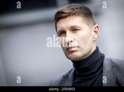 Zeist, Niederlande. 15 2021. April: Evgeni Levchenko, Vorsitzender des Verbandes der Kontraktspieler (VVCS), bei der Übergabe einer Petition an den KNVB. In den Niederlanden tätige professionelle Spieler unterzeichneten die Petition, die die Aufmerksamkeit auf die Arbeitsbedingungen in Katar lenkt. Der VVCS will, dass KNVB und FIFPro mehr tun, um die FIFA zu überzeugen, Druck auf die Regierung von Katar auszuüben. ANP SEM VAN DER WAL Kredit: ANP/Alamy Live Nachrichten Kredit: ANP/Alamy Live Nachrichten Stockfoto