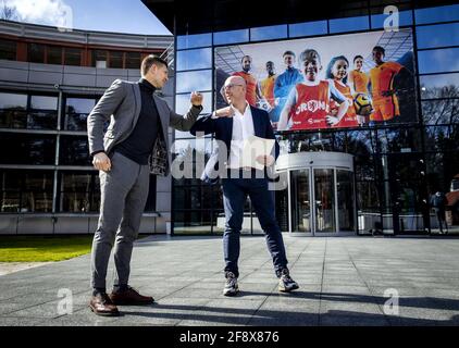 Zeist, Niederlande. 15 2021. April: 10:40:08 Uhr Evgeni Levchenko, Vorsitzender des Verbandes der Kontraktspieler (VVCS), überreicht eine Petition an Gijs de Jong, Generalsekretär des KNVB (R). Professionelle Spieler, die in den Niederlanden aktiv sind, unterzeichneten die Petition, die den Arbeitsbedingungen in Katar Aufmerksamkeit schenkt. Der VVCS will, dass KNVB und FIFPro mehr tun, um die FIFA zu überzeugen, Druck auf die Regierung von Katar auszuüben. In Zeist, Niederlande, 15. April 2021. ANP SEM VAN DER WAL Quelle: ANP/Alamy Live News Stockfoto