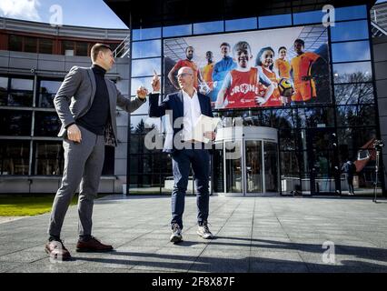 Zeist, Niederlande. 15 2021. April: Evgeni Levchenko, Vorsitzender des Verbandes der Kontraktspieler (VVCS), überreicht eine Petition an Gijs de Jong, Generalsekretär des KNVB (R). In den Niederlanden tätige professionelle Spieler unterzeichneten die Petition, die die Aufmerksamkeit auf die Arbeitsbedingungen in Katar lenkt. Der VVCS will, dass KNVB und FIFPro mehr tun, um die FIFA zu überzeugen, Druck auf die Regierung von Katar auszuüben. ANP SEM VAN DER WAL Kredit: ANP/Alamy Live Nachrichten Kredit: ANP/Alamy Live Nachrichten Stockfoto