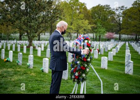 Arlington, Vereinigte Staaten Von Amerika. April 2021. US-Präsident Joe Biden legt in Abschnitt 60 auf dem Nationalfriedhof von Arlington einen Kranz nieder, da er Dienstmitgliedern Respekt zollt, die in den Kriegen in Afghanistan und im Irak am 14. April 2021 in Arlington, Virginia, ums Leben gekommen sind. Biden hatte zuvor angekündigt, dass er bis zum 11. September alle Streitkräfte aus Afghanistan zurückziehen werde. Quelle: Planetpix/Alamy Live News Stockfoto