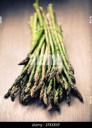 Wilder Spargel auf einem Tisch. Hochwertige Fotos. Stockfoto