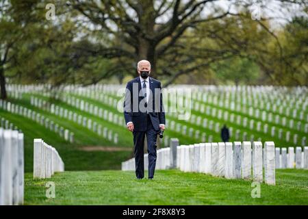 Arlington, Vereinigte Staaten Von Amerika. April 2021. US-Präsident Joe Biden geht an Gräbern in Abschnitt 60 auf dem Nationalfriedhof von Arlington vorbei, während er Dienstmitgliedern Respekt zollt, die in den Kriegen in Afghanistan und im Irak am 14. April 2021 in Arlington, Virginia, starben. Biden hatte zuvor angekündigt, dass er bis zum 11. September alle Streitkräfte aus Afghanistan zurückziehen werde. Quelle: Planetpix/Alamy Live News Stockfoto