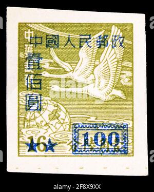 MOSKAU, RUSSLAND - 1. OKTOBER 2019: Die in China gedruckte Briefmarke zeigt Tundra Swans over Globe, Schwanengänse (Anser cygnoides), endgültige Serie, um Stockfoto