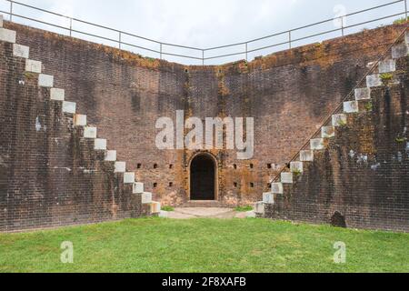 GULF SHORES, AL, USA - 28. MÄRZ 2021: Innenecke von Fort Morgan mit gewölbter Tür und Treppen Stockfoto