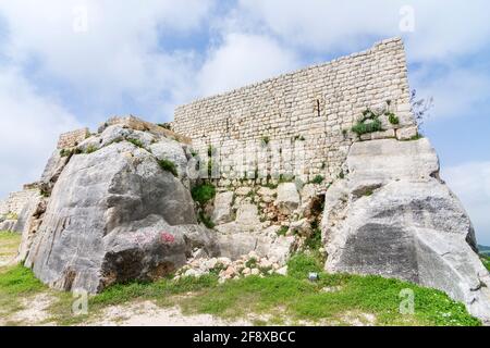 Natürliche Felsen, die als Talusse in der Zitadelle Smar Jbeil, der alten Kreuzritterburg in der Ruine, Libanon, funktionieren Stockfoto