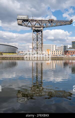 Glasgow, Schottland, Großbritannien. April 2021. Wetter in Großbritannien: Reflexionen am Finnieston Crane am Ufer des Flusses Clyde. Kredit: Skully/Alamy Live Nachrichten Stockfoto