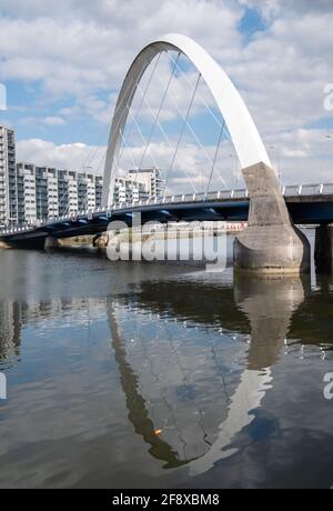 Glasgow, Schottland, Großbritannien. April 2021. UK Wetter: Reflexionen an der Squinty Bridge am Fluss Clyde. Kredit: Skully/Alamy Live Nachrichten Stockfoto