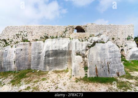 Natürliche Felsen, die als Talusse in der Zitadelle Smar Jbeil, der alten Kreuzritterburg in der Ruine, Libanon, funktionieren Stockfoto