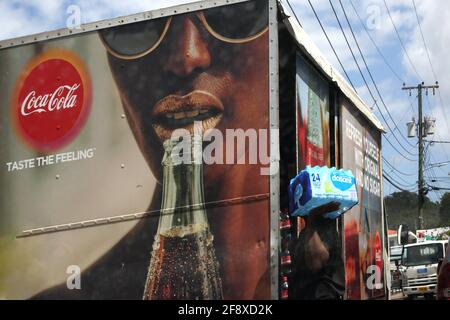 St. George's Grenada Delivery man entlädt Getränke vom LKW vorbei Der Bus Terminus Stockfoto