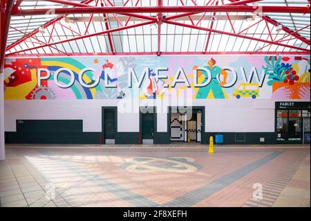 Busbahnhof Pool Meadow, Coventry, Großbritannien. Das Innere des Busbahnhofs wurde für die Kulturstadt 2021 modernisiert. Stockfoto
