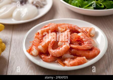 Rohe Garnelen und Tintenfische. Hochwertige Fotos. Stockfoto