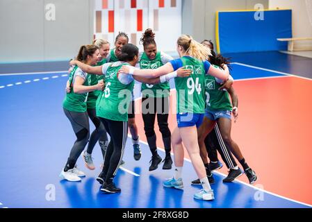 Creteil, Frankreich. April 2021. Coralie Lassource aus Frankreich feiert am 15. April 2021 im La Maison du Handball in Creteil, Frankreich, das Tor mit Teamkollegen während des Trainings der französischen Handballmannschaft der Frauen - Foto Antoine Massinon/A2M Sport Consulting/DPPI Credit: DPPI Media/Alamy Live News Stockfoto