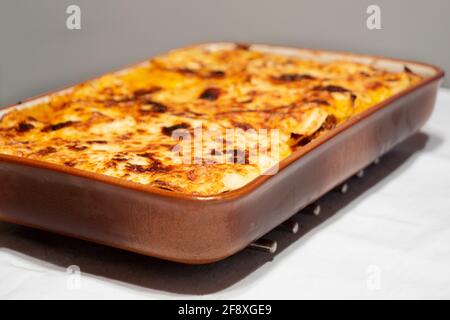 Lasagne alla Bolognese, gebacken mit Fleisch Ragu auf einem weißen Teller, serviert als Whole Family Style Stockfoto