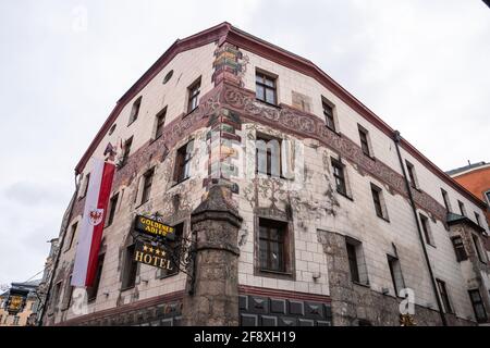 Innsbruck, Österreich - Februar 8 2021: Hotel Gasthof Goldener Adler, ein berühmtes Restaurant und Gasthaus. Stockfoto