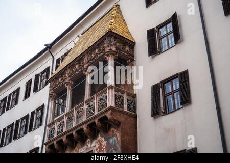 Goldenes Dachl oder Goldenes Dach in Innsbruck, Tirol, Österreich, ein spätgotischer Alkovenbalkon mit vergoldeten Fliesen Stockfoto