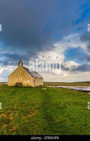 St. Cwyfan's Church in the Sea bei Porth Cwyfan in Anglesey, Wales Stockfoto