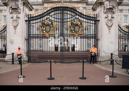 London, Großbritannien. April 2021. Sicherheitsdienst vor dem Buckingham Palace in London, Großbritannien, am 15. April 2021. Die feierliche Beerdigung von Prinz Philip, Herzog von Edinburgh, findet am 17. April im Schloss Windsor statt.(Foto: Claire Doherty/Sipa USA) Quelle: SIPA USA/Alamy Live News Stockfoto