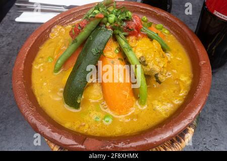 Chicken Tagine mit Gemüse, ein marokkanisches Gericht, das in einem Restaurant serviert wird. Stockfoto
