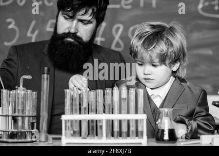 Chemieexperiment. Reagenzgläser für Lehrer und Kinder. Kognitiver Prozess. Kognitive Entwicklung von Kindern. Mentaler Prozess Erwerb von Wissen Verständnis Stockfoto