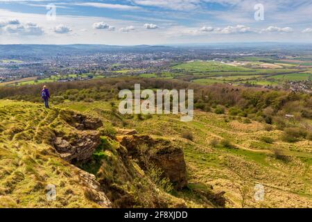 Blick auf die Pferderennbahn Cheltenham vom Cleeve Hill Escarpment, Gloucestershire, England Stockfoto