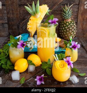 Erfrischender Cocktail Mit Frischen Ananas- Und Minzblättern Stockfoto
