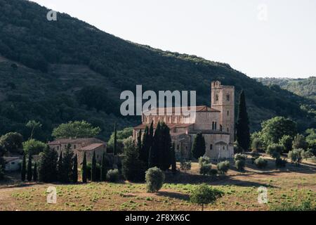 Abbazia di Sant'Antimo Abtei in der Nähe von Castelnuovo dell'Abate, einem ehemaligen Benediktinerkloster in der Toskana, Italien Stockfoto