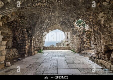 Gewölbte Passage in der Zitadelle Smar Jbeil, alte Kreuzritterburg in Ruine, Libanon Stockfoto