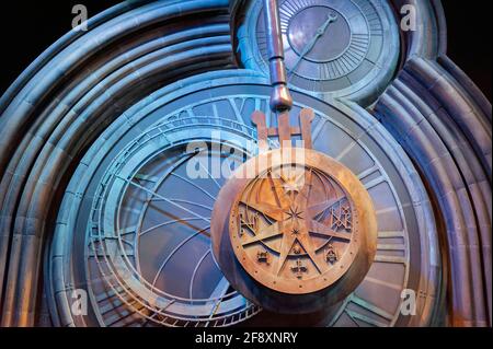 Hogwarts Clock Tower Pendulum im Warner Bros. Studio Tour, The Making of Harry Potter, Leavesden, Watford London Stockfoto