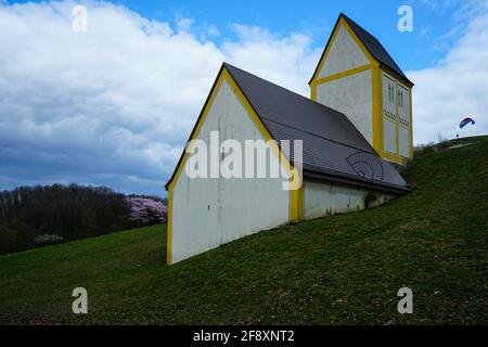 Die Kunstinstallation 'Sunken Village' des Künstlers Timm Ulrichs greift das Thema des Verschwindens von Fröttmaning auf. Stockfoto