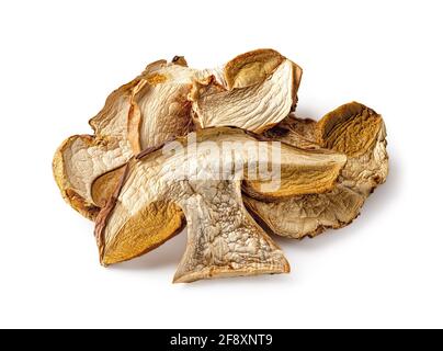 Trockene Steinscheiben isoliert auf weißem Hintergrund. Essbarer Waldpilz mit intensivem Pilzgeschmack. Haufen getrockneter brauner Kappenscheiben. Stockfoto