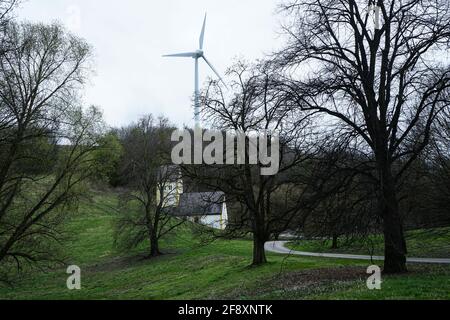 Die Kunstinstallation 'Sunken Village' des Künstlers Timm Ulrichs greift das Thema des Verschwindens von Fröttmaning auf. Stockfoto